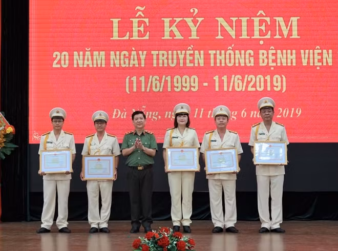 Thứ trưởng Nguyễn Văn Sơn trao bằng khen của Bộ Công an cho các tập thể, cá nhân xuất sắc