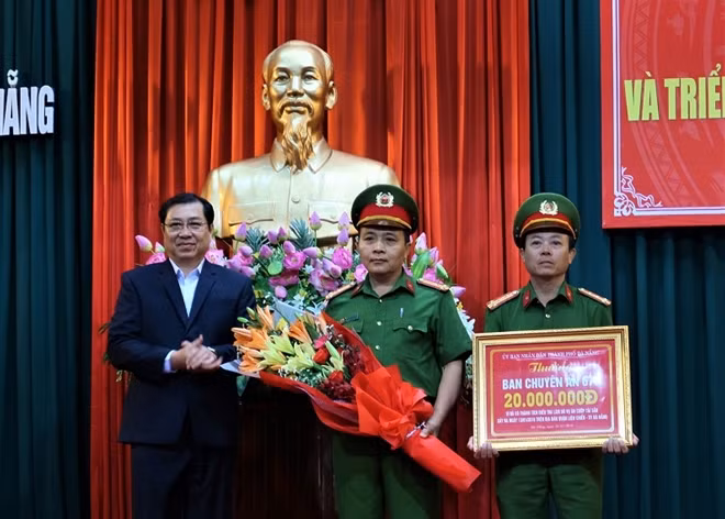 Chủ tịch UBND TP Đà Nẵng Huỳnh Đức Thơ khen thưởng Ban chuyên án