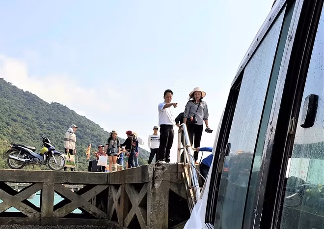 Ông Phan Hưng, Giám đốc Công ty TNHH MTV Ngân Hà ép khách xuống tàu khiến tàu quá tải.