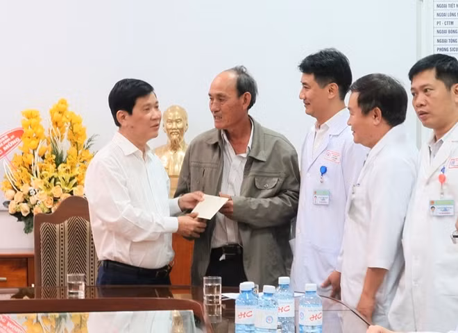 Thứ trưởng Nguyễn Văn Sơn thăm hỏi, tặng quà cho thân nhân em Ngô Thị Su Sal