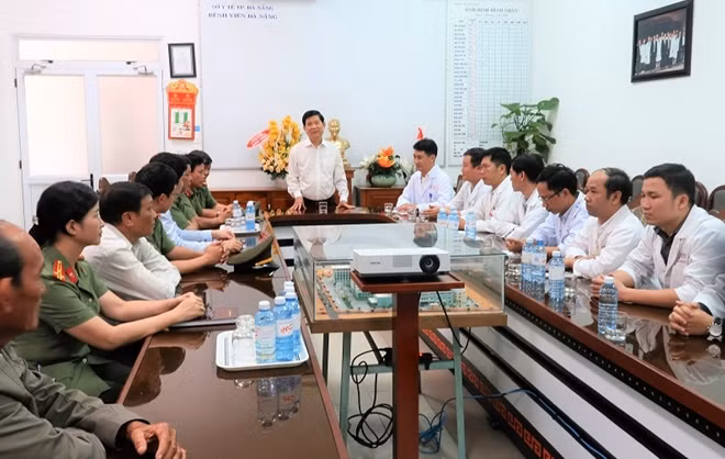 Thứ trưởng Nguyễn Văn Sơn thăm hỏi, biểu dương y bác sỹ Bệnh viện Đà Nẵng