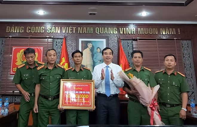 Lãnh đạo UBND TP Đà Nẵng trao thưởng cho lực lượng phá án.