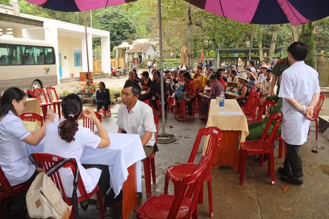 Đông đảo người dân đến chờ tới lượt được khám bệnh
