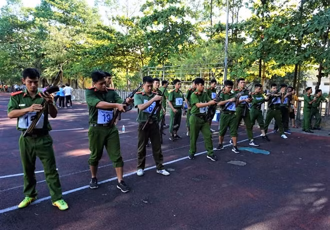 Các VĐV chạy vũ trang 3.000m chuẩn bị thi đấu.