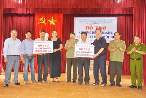 Đại diện Báo CAND, Trung tướng Lê Ngọc Nam và Công ty XNK Phước Đức Thắng trao kinh phí hỗ trợ xây dựng 3 ngôi nhà tình nghĩa cho các hộ gia đình chính sách khó khăn Cẩm An và Cửa Đại, TP Hội An.