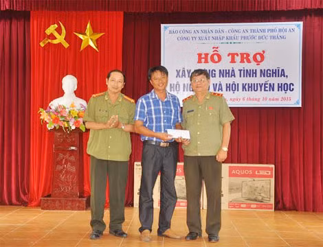 Đại diện Báo CAND, Trung tướng Lê Ngọc Nam trao tiền hỗ trợ Quỹ Khuyến học Cẩm An.