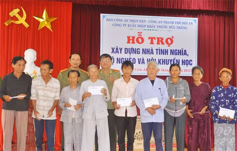 Đại diện Báo CAND, Trung tướng Lê Ngọc Nam trao tiền giúp đỡ các gia đình đặc biệt khó khăn, mắc bệnh hiểm nghèo tại Cẩm An.