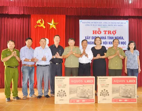 Đại diện Báo CAND, Trung tướng Lê Ngọc Nam và Công ty XNK Phước Đức Thắng tặng ti vi cho Trường Mẫu giáo Cửa Đại và hộ gia đình cựu chiến binh Ngô Văn Câu.
