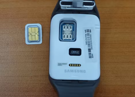 Khe cắm SIM phải dùng vật cứng để nạy do được lắp khá chắc vào thân đồng hồ.