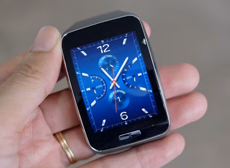 Gear S là chiếc đồng hồ thông minh chạy Tizen của Samsung ra mắt tại triển lãm IFA 2014 và mới bán ra tại Việt Nam với giá khoảng 7,9 triệu đồng.
