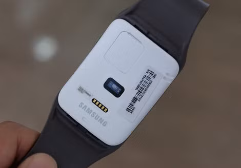 Mặt dưới có khe cắm thẻ SIM, cảm biến đo nhịp tim và các chân sạc.