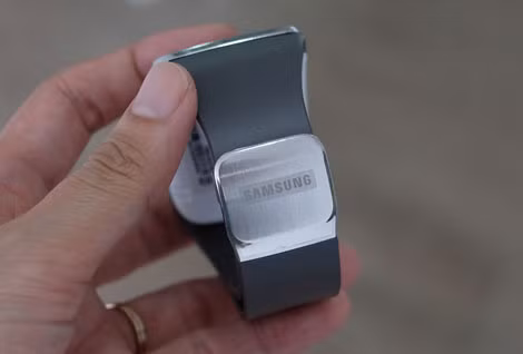 Phần khóa bằng kim loại dập logo Samsung phía sau.