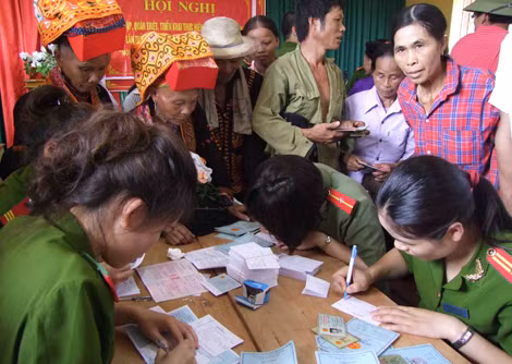 Cấp chứng minh nhân dân, hộ khẩu tại bản.