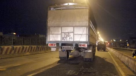 Người đàn ông lên cầu lao đầu vào xe tải
