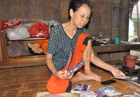 Những tấm ảnh của các con, bà Vân luôn coi như báu vật.