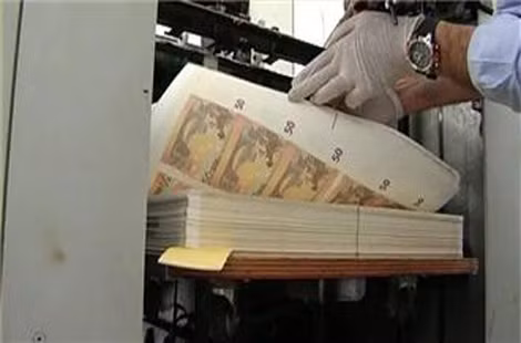 Việc làm giấy bạc giả không hề tốn thời gian nhờ công nghệ kỹ thuật số.