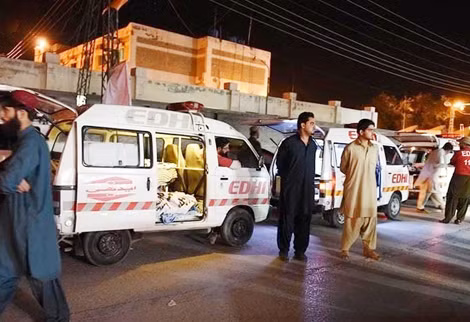 Các nạn nhân được đưa đi cấp cứu trong một vụ khủng bố mới đây ở Pakistan.