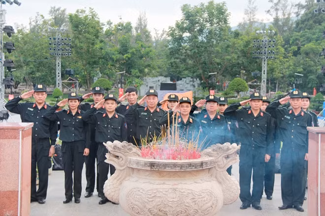 Đoàn công tác viếng nghĩa trang Hàng Dương