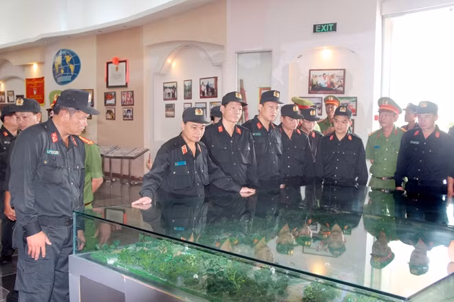 Thăm nhà truyền thống Bảo tàng CAND