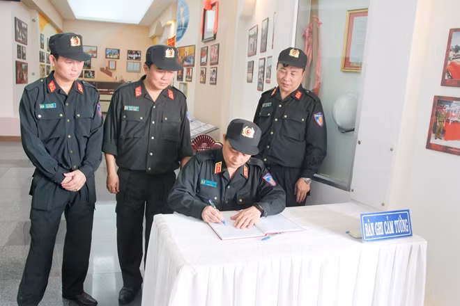 Trung tướng Phạm Quốc Cương viết lưu bút tại Bảo tàng CAND