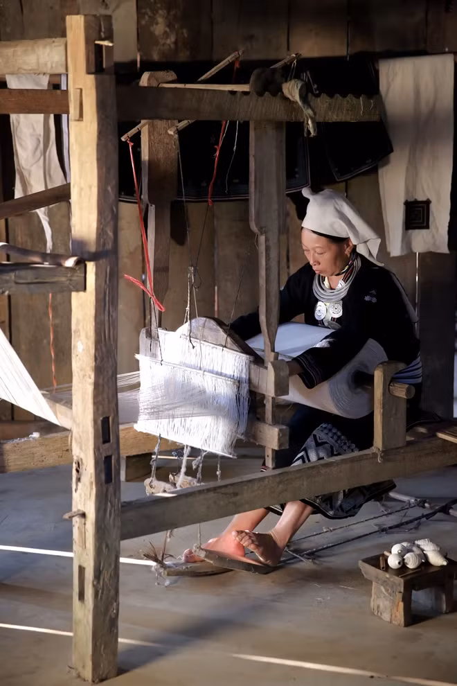 Phụ nữ Dao dệt vải bên khung cửi