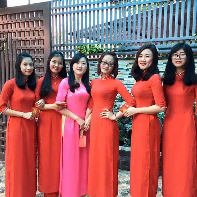 Trâm (áo hồng, thứ ba trái sang) cùng Liên (áo đỏ, thứ hai phải sang) trong buổi lễ ăn hỏi một người bạn
