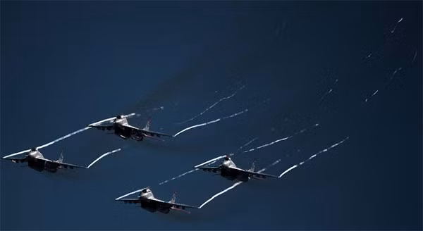 Đội nhào lộn trên không Strizhi đang biểu diễn.