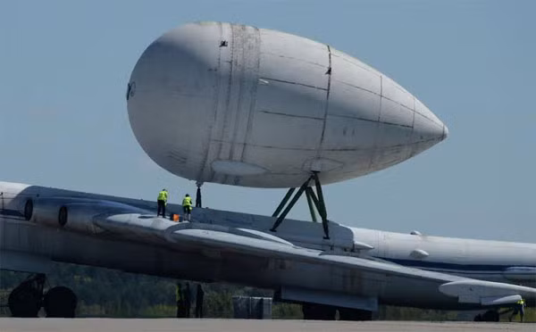 Myasishchev VM-T Atlant - một biến thể của loại máy bay ném bom Myasishchev M-4 Molot (3M) - được sử dụng làm máy bay lập cầu hàng không chiến lược. VM-T được hoán cải để mang tên lửa đẩy và tàu con thoi của Liên Xô trong chương trình Buran. VM-T còn được gọi là 3M-T.