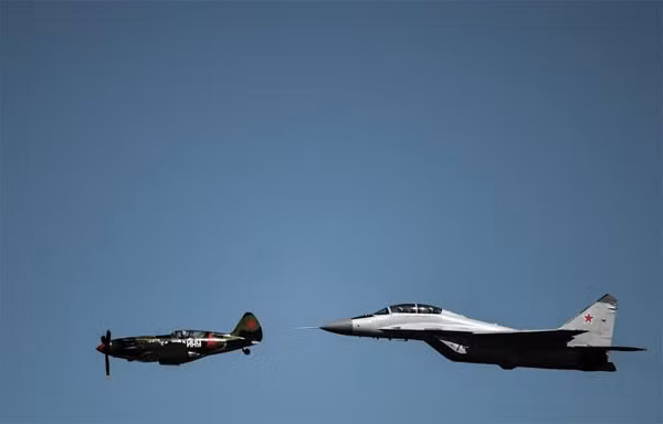 Mig-3 (trái) cùng Mig-29 tại MAKS 2015.