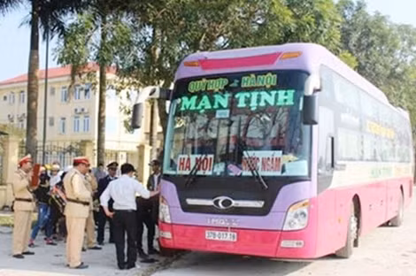 Xe khách Mận Tịnh chở 71/46 khách bị CSGT Thanh Hoá xử lí.