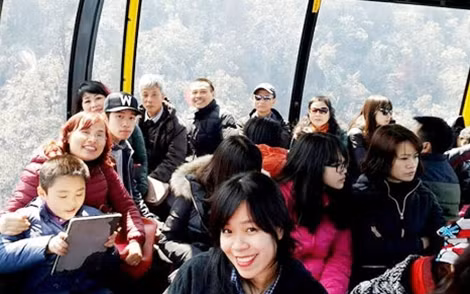 Du khách thích thú trải nghiệm cáp treo Fansipan Sapa.