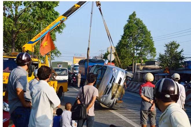 Giải cứu chiếc xe gặp nạn.