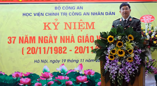 Thiếu tướng, Giám đốc Học viện Chính trị CAND phát biểu tại buổi lễ.