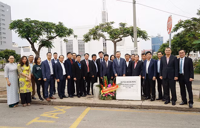 Bộ trưởng Tô Lâm và Đoàn dâng hoa tại Đại lộ Hồ Chí Minh.