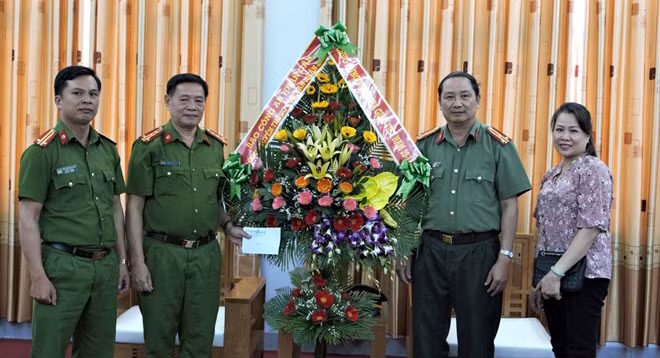 Thượng tá Nguyễn Văn Long, Trưởng Văn phòng Thường trú Báo CAND tại miền Trung cùng đoàn công tác đã đến thăm và chúc mừng cán bộ, giáo viên trường Trung cấp Cảnh sát Nhân dân V