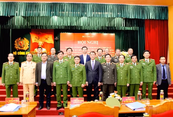 Thứ trưởng Nguyễn Duy Ngọc với các đại biểu dự hội nghị.