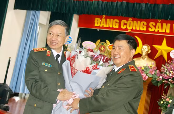 Thiếu tướng Trần Vi Dân, Giám đốc Học viện Chính trị CAND tặng hoa Bộ trưởng Tô Lâm nhân ngày Nhà giáo Việt Nam 20-11