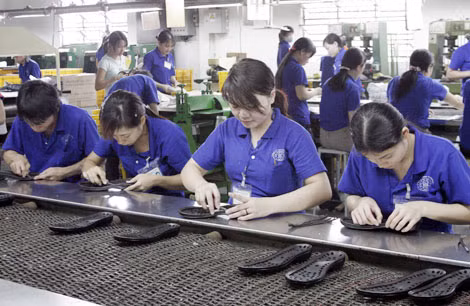 Người lao động cần được bảo đảm mọi quyền lợi trong đó có việc đóng bảo hiểm. Ảnh minh họa: K.Hảo.
