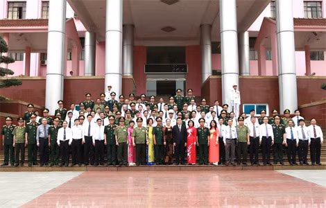 Chủ tịch nước Trương Tấn Sang với các học viên Lớp Bồi dưỡng kiến thức quốc phòng an ninh khóa 57. Ảnh: Phan Anh.