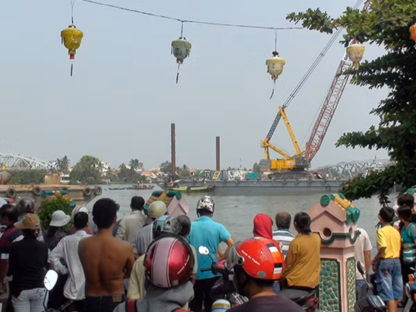 Hình ảnh ghi nhận từ hiện trường vụ trục vớt cầu Ghềnh.