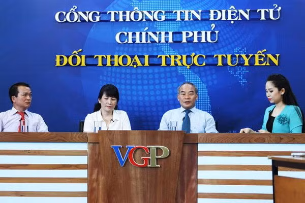Thứ trưởng Bộ GD&ĐT Nguyễn Vinh Hiển và các khách mời tham gia chương trình. Ảnh Nguyễn Khánh.
