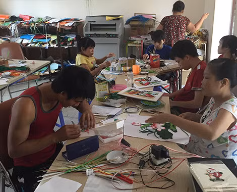 Trong xưởng làm tranh giấy của Thu Thương.