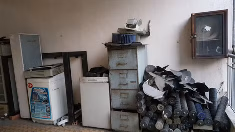 Rác công nghiệp chất đống khu sinh hoạt chung. Rác công nghiệp chất đống khu sinh hoạt chung.