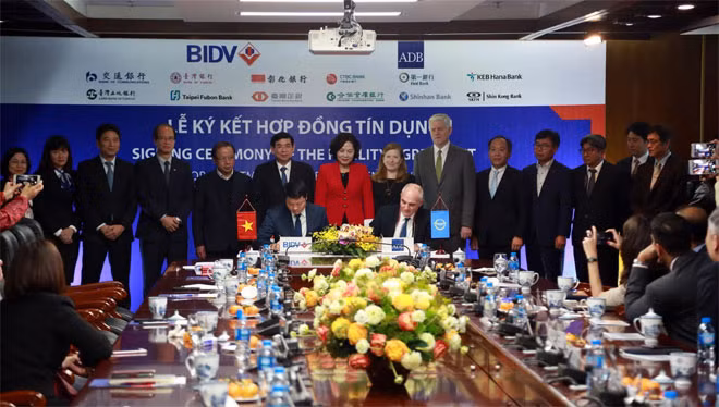 Ông Lê Ngọc Lâm - Phó Tổng Giám đốc phụ trách Ban Điều hành BIDV (tay trái) và Ông Michael Barrow - Vụ trưởng Vụ Hoạt động khu vực tư nhân của ADB đại diện hai đơn vị ký kết Hợp đồng tín dụng.
