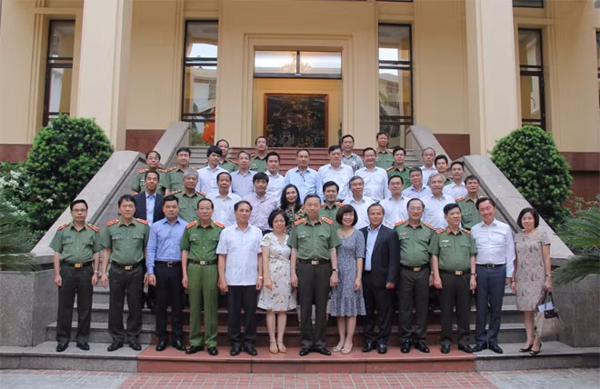 Bộ trưởng Tô Lâm, Thứ trưởng Thường trực Bùi Xuân Sơn và các đại biểu.