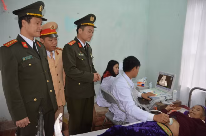 Công an tỉnh Nghệ An đã tổ chức Chương trình khám bệnh, cấp phát thuốc miễn phí, tặng quà cho các gia đình chính sách, người dân có hoàn cảnh khó khăn và các em học sinh nghèo vượt khó tại xã Diên Lãm, huyện Quỳ Châu.