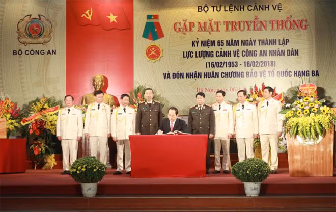 Chủ tịch nước Trần Đại Quang viết lưu bút vào Sổ vàng của Bộ Tư lệnh Cảnh vệ.