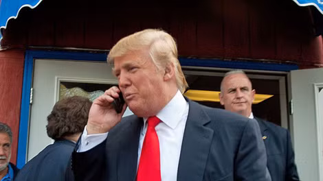 Điện thoại iPhone của Tổng thống Donald Trump là mục tiêu nghe lén yêu thích của các điệp viên toàn cầu. Ảnh: Mashable