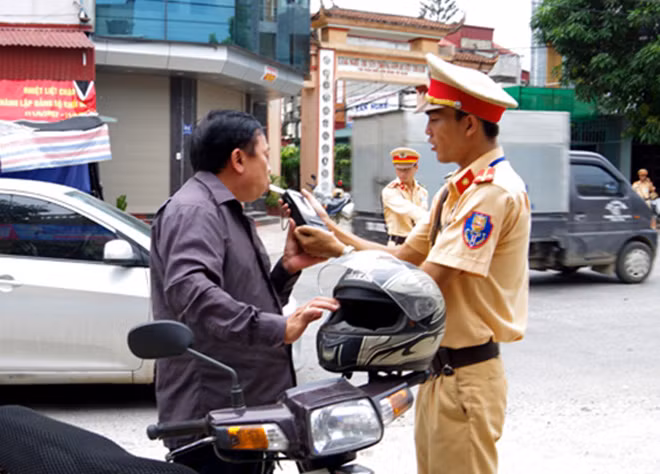 Lực lượng CSGT kiểm tra nồng độ cồn người điều khiển phương tiện giao thông. Lực lượng CSGT kiểm tra nồng độ cồn người điều khiển phương tiện giao thông.