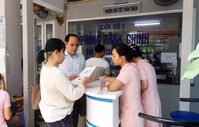 “Tổ tư vấn và đón tiếp người bệnh” trở thành cầu nối giữa bệnh nhân và thầy thuốc.